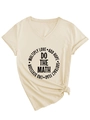 Dettaglio della t-shirt beige con scollo a V e stampa grafica Do The Math Multiply Love - S / Sabbia (Carattere Nero)