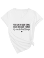 Dettaglio della t-shirt bianca con scollo a V, stampa slogan e nodo alla moda sull'orlo - S / Bianco (Carattere Nero)
