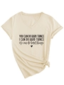 Dettaglio della t-shirt beige con scollo a V, scritta 'You Can Do Hard Things' e nodo - S / Sabbia (Font Nero)