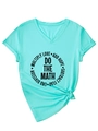 Dettaglio di una t-shirt verde menta con scollo a V, stampa testo e orlo annodato - S / Blu Acqua Profonda (Font Nero)