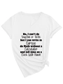 Detailansicht eines weißen V-Ausschnitt T-Shirts mit No I can't do SnapChat or TikTok Druck - S / Weiß