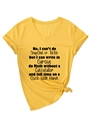 V-Ausschnitt T-Shirt in Gelb mit Slogan-Aufdruck und modischem Knotendetail am Saum - S / Gelb