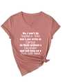 Détail du t-shirt col V rose poudré avec slogan rétro et nœud élégant à la base du vêtement - S / Or rose