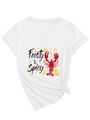 Detail eines weißen T-Shirts mit V-Ausschnitt und buntem Feisty & Spicy Hummer-Grafikdruck - S / Weiß