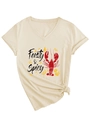 Detail eines V-Ausschnitt T-Shirts mit Feisty Spicy Text und rotem Hummer-Print mit Flammen - S / Sandfarben