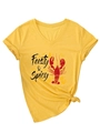 Detail eines gelben V-Ausschnitt-T-Shirts mit Hummer-Print und seitlichem Knotensaum - S / Gelb