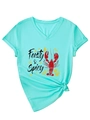 Detail eines Tiffany-blauen V-Neck T-Shirts mit Feisty Spicy Hummer-Print und Knotendesign - S / Tiefwasserblau