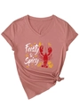 Vue macro du détail du t-shirt col V avec imprimé homard et ourlet noué sur le côté - S / Or Rose (Graphique Blanc)