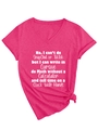 Détail du t-shirt rose à col en V avec nœud latéral et texte de slogan imprimé - S / Rose rouge