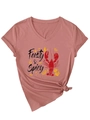 Détail du texte Feisty Spicy et de l'imprimé homard sur le t-shirt rose à col en V - S / Or Rose (Graphique Noir)