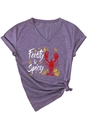 Détail du t-shirt col V violet chiné avec motif homard Feisty and Spicy et nœud - S / Violet (Graphique Blanc)