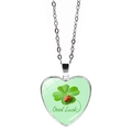Collar corazón de trébol plateado con mariquita y grabado Good Luck sobre fondo blanco - Estilo Trébol Y Mariquita (JY009314-1)