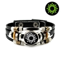 Dettaglio del bracciale multistrato in pelle con charm sole ed effetto luminoso al buio - Stile Luminoso con Motivo a Sole