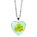 Collar de corazón plateado con trébol verde y texto Good Luck sobre fondo blanco - Estilo Trébol Y Estandarte Amarillo (JY009314-4)