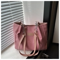 Bolso tote de lona rosa con correa de cadena y etiqueta de cuero bajo luz solar estética - Rosa