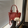 Borsa a secchiello rossa in pelle a grana di litchi con manico a nodo e ciondolo a nuvola - Con Pendente a Nuvola / Rosso