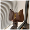 Dettaglio borsa hobo in ecopelle marrone scuro con chiusura dorata e catena decorativa - Marrone