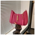 Dettaglio borsa sottobraccio in pelle rosa con fibbia dorata e tracolla a catena - rosa acceso