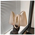 Vista dettagliata della texture in pelle PU bianco crema con fibbia dorata e catena elegante - Bianco