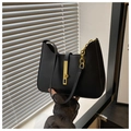 Dettaglio della borsa hobo in pelle nera opaca con chiusura a scatto in metallo dorato - Nero