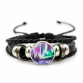 Detail van meerlagige leren armband met noorderlicht glazen bedeltje en metalen kralen - Paarse Aurora Bos (JY009368-9)