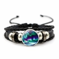 Detail van meerlaagse gevlochten lederen armband met aurora-glassteen en verstelbaar touw - Dromerige Aurora Stijl (JY009368-8)
