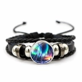 Detail van de lederen armband met sterrenstelsel hanger en gevlochten zwarte koorden - Aurora Sneeuw Stijl (JY009368-6)