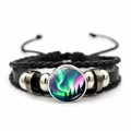 Detail van meerlagige leren armband met glazen koepel van noorderlicht en kralen - Aurora Boszee Stijl (JY009368-5)