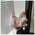 Dettaglio della borsa tote rosa ricamata con trama a pieghe e ciondolo peluche - Rosa Con Ciondolo