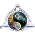 Silberne Yin-Yang-Halskette mit abstraktem Galaxie-Nebel-Kunstdesign im Anhänger - Abstrakter Nebel Stil (JY009349-1)