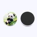 Imán de nevera Panda 25mm con ilustración de dibujos animados y respaldo magnético - Panda comiendo bambú fondo verde Estilo (3CM-4)