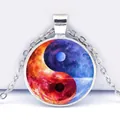 Yin Yang Tai Chi Halskette mit Galaxie-Nebel-Design in Rot und Blau an Silberkette - Rot und Blau Nebel Stil (JY009349-2)