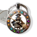Bunter Strass Hexenbesen Schlüsselanhänger mit rundem silbernem Metallrahmen für Halloween - Fliegende Hexe mit Regenbogensteinen(JY009410-1)