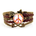 Détail d'un bracelet bohème en cuir avec papillon en bronze et charme Peace fleuri - Style de Signe de Paix Floral Délicat (JY009417-4)