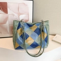 Bolso tote retro de cuero con retazos de colores en contraste y correa de cadena - Verde