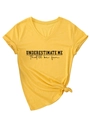 Detalle de camiseta amarilla con cuello en V, estampado de texto y nudo decorativo - S / Amarillo (Fuente Negra)