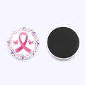 Détail macro de l'aimant de frigo rond avec ruban rose et fleurs pour la sensibilisation - Motif Ruban Rose avec Couronne Florale (JY9424-6)