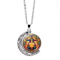 Draaibare maan ketting met een kleurrijke fantasy heks hanger in zilveren uitvoering - Paarse Magie Illustratie Stijl (JY009411-4)