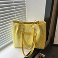 Bolso tote amarillo con textura en relieve y bordado de ondas coloridas para diario - Amarillo