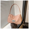 Detalle del bolso de media luna rosa con textura arrugada y placa de metal frontal - Rosa