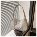 Primer plano del bolso de hombro gris plateado con textura de mármol y logo metálico - Plateado