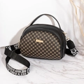 Borsa a tracolla trapuntata con monogramma retrò e ampia tracolla in tessuto - Nero