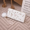 Elegante cremefarbene lange Brieftasche mit Blumenstickerei und weißem Pompon-Anhänger - Weiß