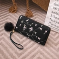 Schwarze lange Brieftasche mit Blumenstickerei und einem schwarzen Kunstfell-Bommel - Schwarz