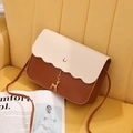 Damen-Umhängetasche in Beige und Braun mit Wellenkante und goldenem Hirsch-Anhänger - Braun