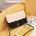 Umhängetasche in Schwarz und Off-White mit goldenem Hirschanhänger und Wellenkante - Schwarz