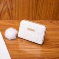 Cartera acolchada blanca para mujer con un suave y elegante colgante de pompón - Blanco