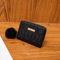 Elegante monedero pequeño negro para mujer con bordado y pompón suave de adorno - Negro