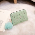 Cartera corta para mujer verde menta con bordado floral y pompón azul suave - Verde