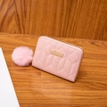 Monedero bordado rosa para mujer con un colgante decorativo de pompón de piel - Rosa